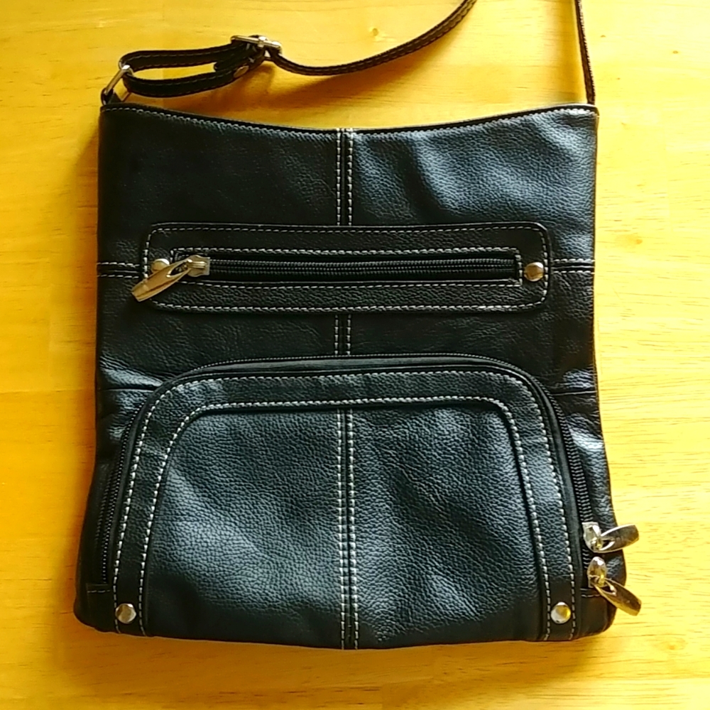 9"×9" BLACK CROSSBODY PURSE.
